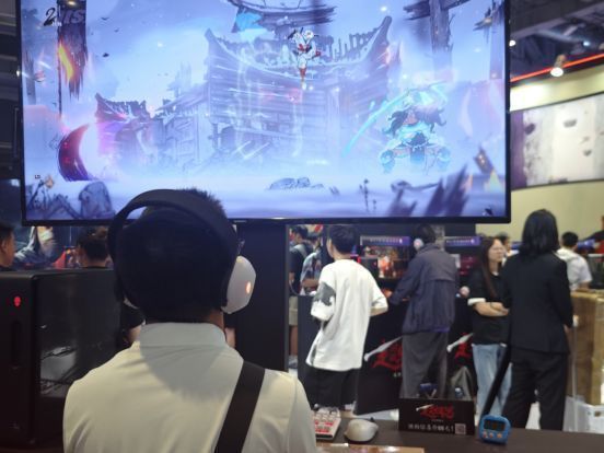 战斗瞬间定格画面，刀光与火花四溅，敌人被挑空击飞