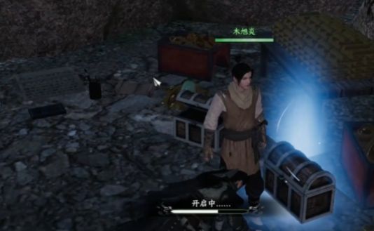 NPC屈画手持千机匣，玩家角色正准备开启机关，界面显示多种道具选项，其中一把钥匙微微发光