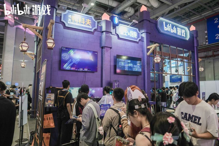 Bilibili World 2025现场盛况，人潮涌动的展馆内玩家聚集在bilibili游戏展区前
