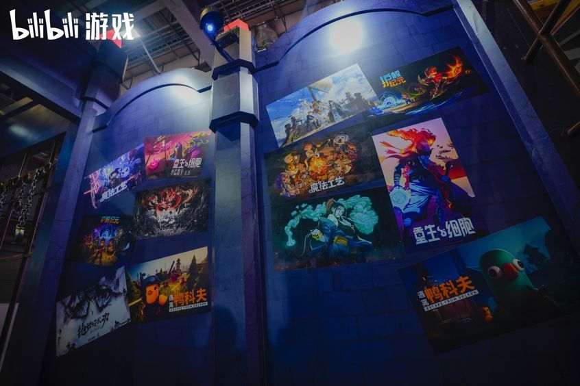 玩家排队体验《魔法工艺》联动内容，试玩区屏幕显示与《潜水员戴夫》合作的BOSS战斗场景