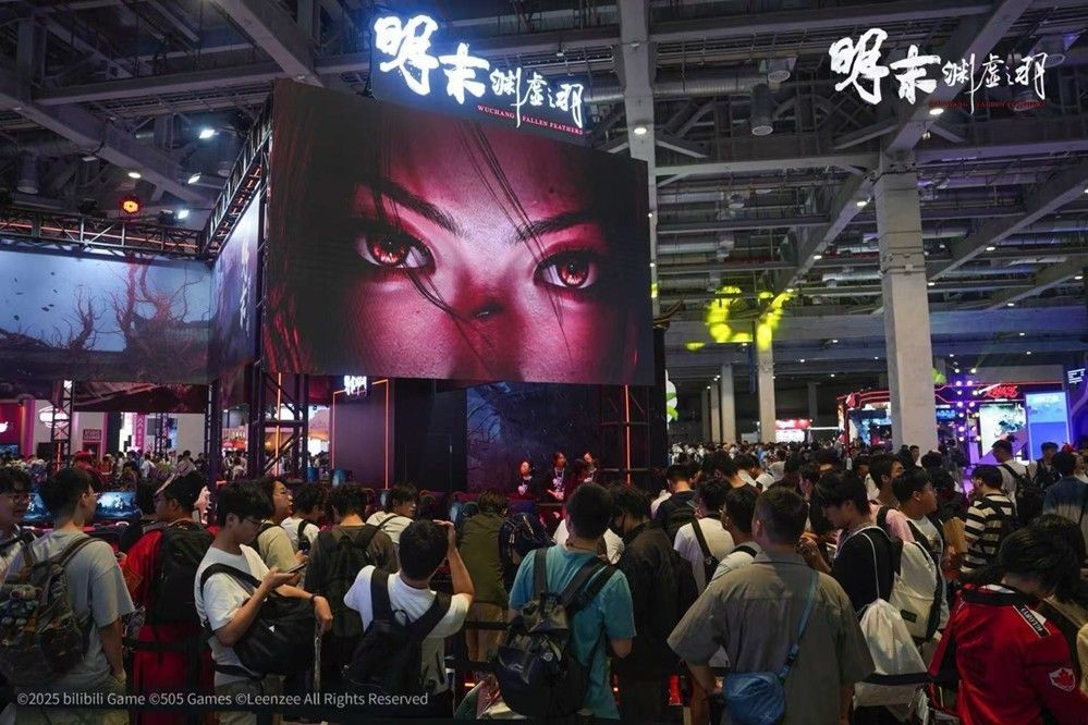 《明末：渊虚之羽》试玩区外排起长队，玩家手持预约号牌耐心等待，背景展板展示游戏角色与武器设定