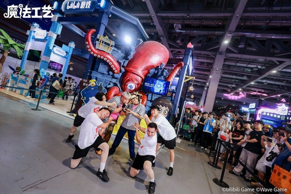 现场观众举起手机拍摄舞台表演，灯光闪烁中气氛热烈，充满节日感