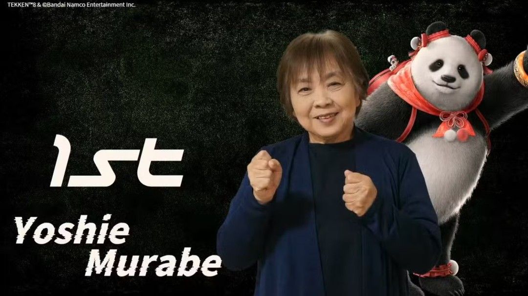 村部良江手持奖杯微笑庆祝胜利,身旁是《铁拳8》角色熊的立牌