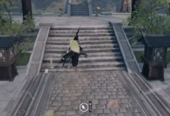 玩家在书架前翻阅古籍，身旁摆放着《开明卷》与武学秘籍