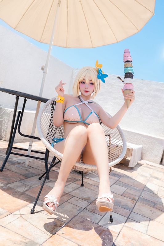 尹雪花身穿破损战斗服，做出跳跃动作，特效光影环绕，展现高动态战斗瞬间