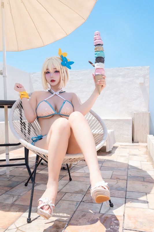 近距离特写尹雪花扮演的伊芙，面部彩绘与机械义体细节清晰可见，眼神锐利