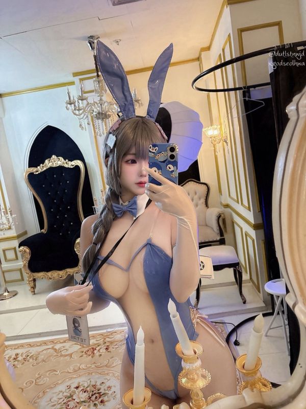 尹雪花身穿泳装在海边拍摄，阳光洒落，展现健康活力之美