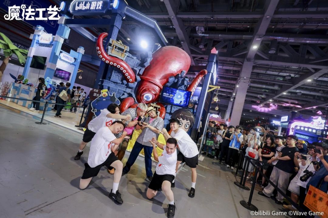 猛男舞团在《魔法工艺》展台前跳起快闪舞蹈,舞者身穿潜水服与魔法袍混搭服装,动作夸张搞笑