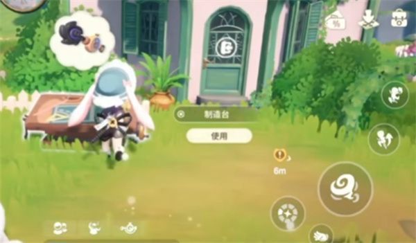 卷卷绵正在森林中用牙齿啃断小树,木屑飞溅,阳光透过树叶洒在它身上