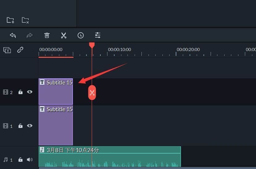 时间线上显示两个相同的字幕轨道,上方轨道处于选中状态
