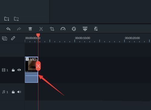 用户正在将瞳孔视频素材拖入万兴喵影的时间轴轨道,界面清晰显示多层轨道结构