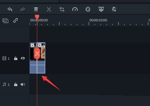 时间线上主视频被精确切割成两段,光标定位在分割点位置