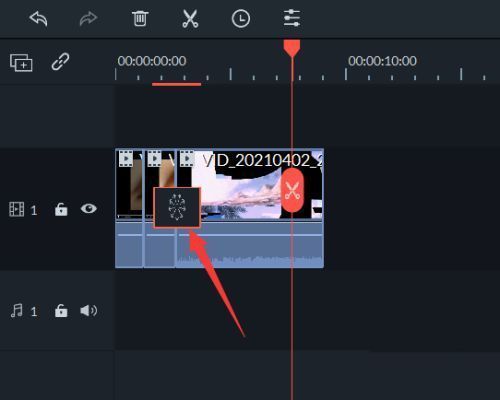 两个视频片段之间已添加转场效果,时间线显示过渡区域呈弧形连接