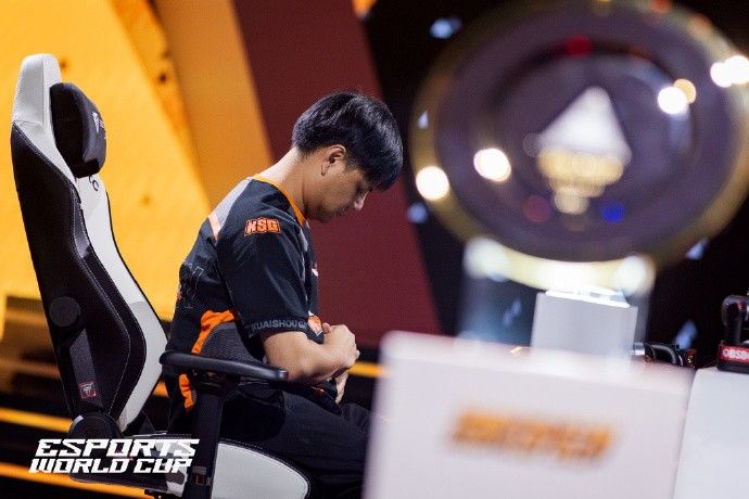 EWC《饿狼传说》决赛现场,曾卓君专注对战,屏幕显示激烈对战画面