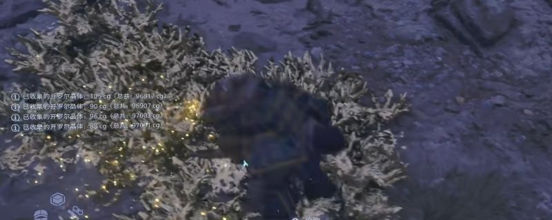 《死亡搁浅2》游戏中角色在荒原上接近发光的金色史莱姆，周围环境弥漫着神秘雾气，地面隐约可见晶体碎片