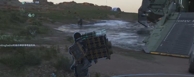 《死亡搁浅2》游戏中一名角色站在荒原上，周围漂浮着蓝色光点，象征开罗尔物质的环境特效