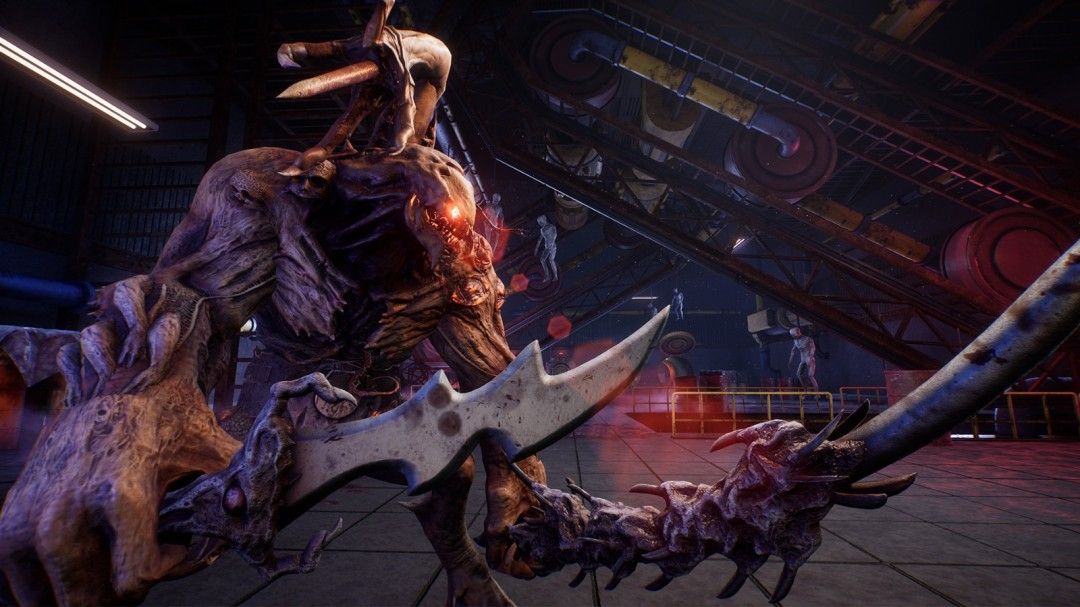 主角在昏暗实验室中查看投影屏幕，画面显示‘以太反应堆异常’警告信息