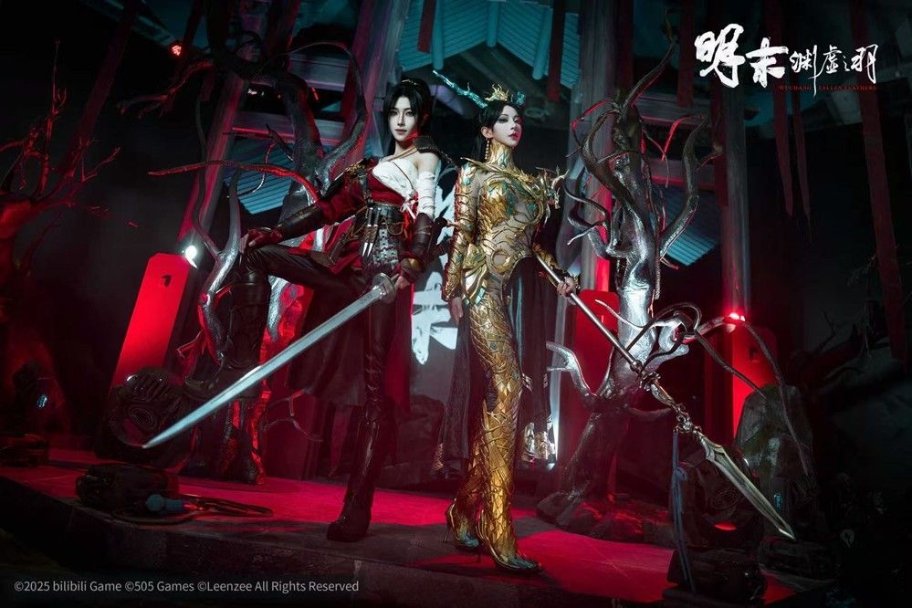 Coser身穿华丽古风战袍在展台前摆出战斗姿势,背景为仿古牌坊,周围玩家拍照围观