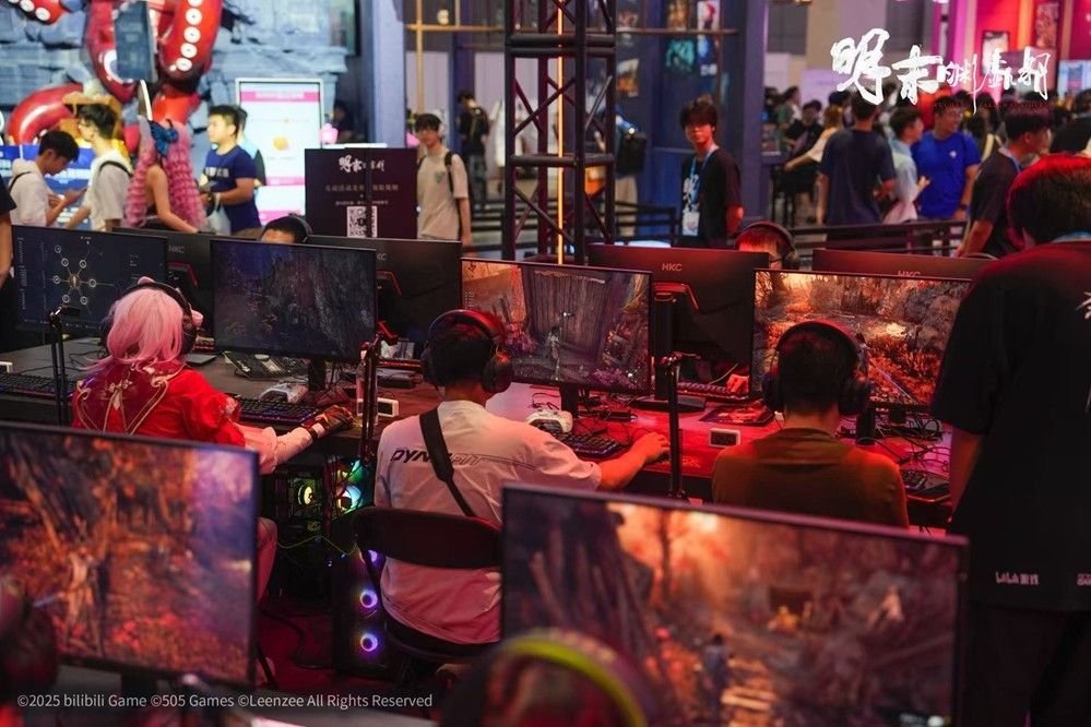 玩家正在试玩《明末:渊虚之羽》,屏幕上显示激烈BOSS战画面,周围观众聚精会神围观