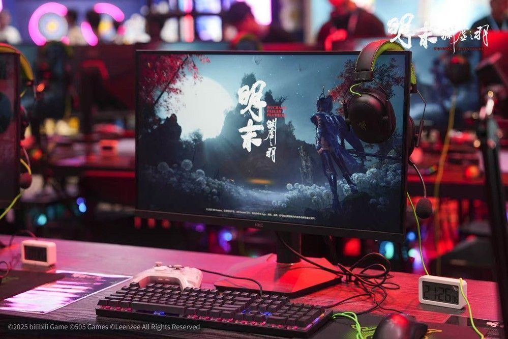 游戏中古蜀风格建筑与神秘图腾的场景截图,氛围幽深,光影细腻,展现浓厚东方神秘感