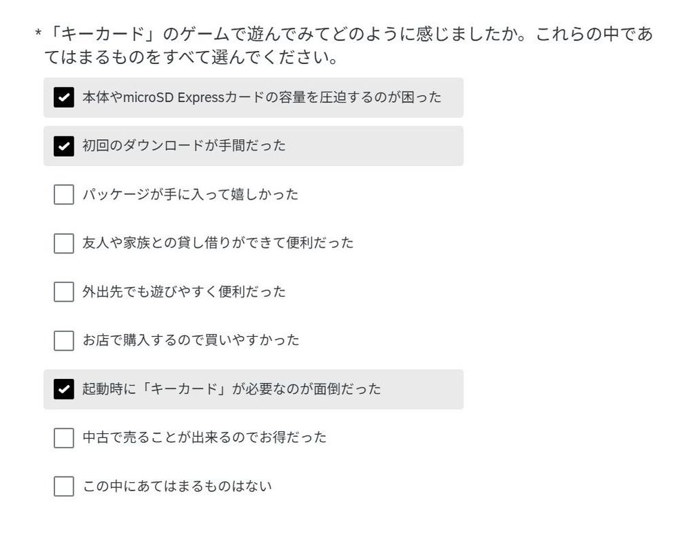 玩家在桌面上整理多张密钥卡,背景为Switch 2主机和电视屏幕上的游戏界面