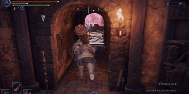 玩家角色站在小房间中央,手中拾取发光的‘腐败森林庇佑’道具,背景为布满裂纹的石墙和微弱烛光