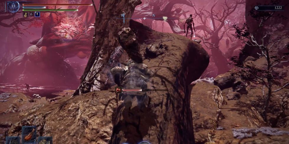 特写镜头展示发光的‘腐败森林庇佑’,悬浮于石台上,周围泛着淡紫色光晕,背景为朦胧树林