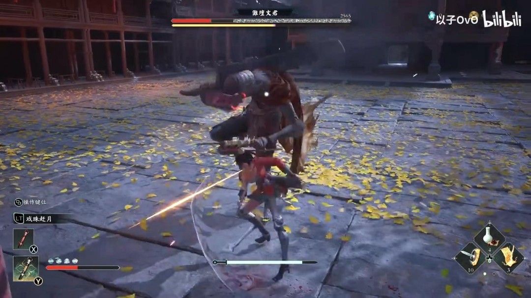 主角三娘持剑迎战夜色中的妖魔,剑气划破黑暗,背景为古风机械城池