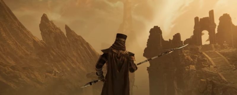 游戏画面展示主角站在山巅俯瞰战场,背景为燃烧的营地与飘扬的部落旗帜,气氛紧张而悲壮