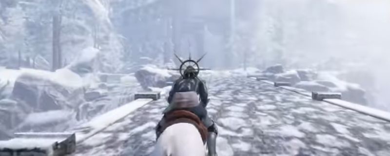 《污痕圣杯:阿瓦隆的陨落》游戏场景,昏暗森林中角色面对一群发光的蘑菇生物,氛围诡异而神秘