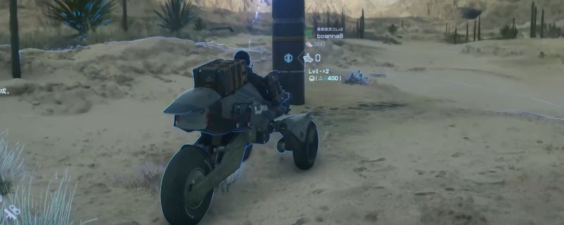 《死亡搁浅2》中主角山姆携带BB仓穿越荒芜大地,背景为母佑社区的标志性建筑