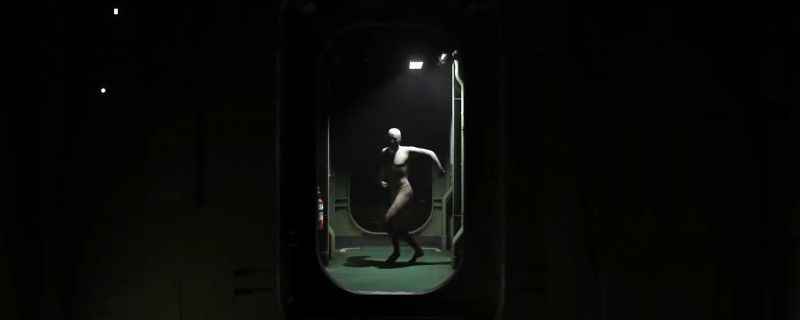《死亡搁浅2》中触发的惊悚CG画面,一名神秘人影在昏暗的休息室内诡异起舞,光影交错营造出强烈恐怖氛围