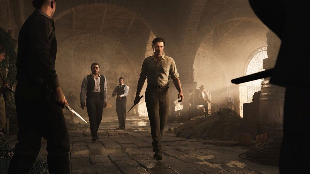 游戏实机画面展示主角潜行接近敌人,环境为狭窄的西西里巷道,墙面斑驳,灯光昏暗,氛围压抑