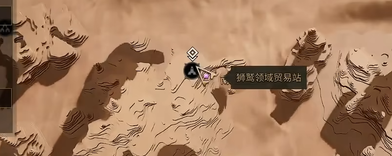 《沙丘:觉醒》中狮鹫领域贸易站的俯瞰视角,营地建于沙地中,四周环绕防御工事,远处可见沙丘连绵