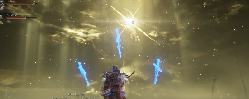 《艾尔登法环：黑夜君临》中玩家手持石剑钥匙接近古老监牢入口的画面，石门厚重神秘，周围布满符文刻痕