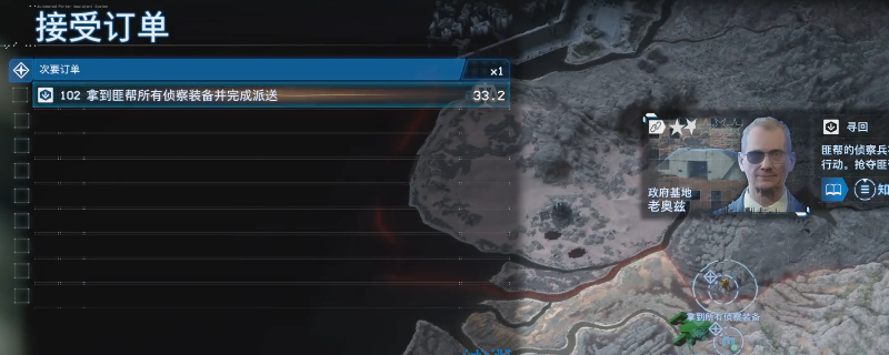 玩家角色潜伏在营地屋顶，正准备通过通风口进入建筑内部，周围有巡逻敌人与灯光照射