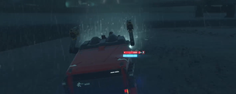 幽灵机甲在荒原上巡逻的场景,金属质感的机械身躯散发着蓝光,周围弥漫着雾气,营造出压抑而危险的氛围