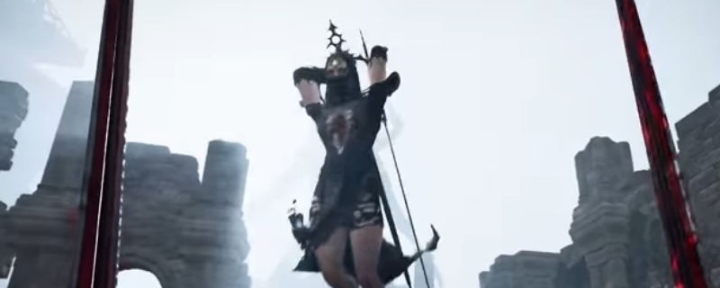 游戏内阴郁雾霭笼罩的古老石厅场景，中央悬浮着散发幽蓝裂纹光芒的王者之剑，剑身缠绕暗红色能量丝线，地面散落破碎铠甲与干涸血迹