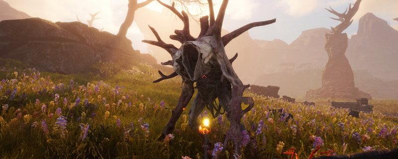 《污痕圣杯:阿瓦隆的陨落》游戏画面:阴郁海滩边的‘野兽巢穴’洞口,身披暗银色全身盔甲的主角背对镜头站立,前方雾中隐约可见持剑伫立的卡拉多克剪影