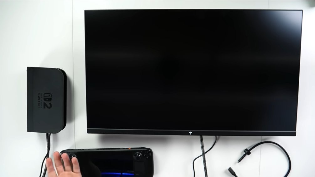 SteamOS性能监控界面截图，左侧显示实时帧率波动平滑，右侧显示器OSD菜单清晰标注‘VRR: On’与‘HDR: Active’状态