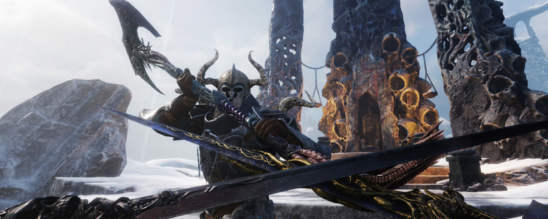 《污痕圣杯:阿瓦隆的陨落》庇护岛黄昏场景:残破石阶延伸至海面,远处小船静泊,卡拉多克身披灰袍持矛伫立,天际乌云翻涌透出不祥红光