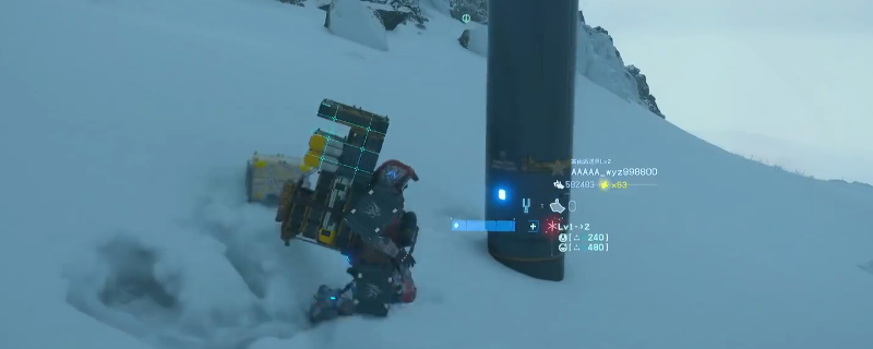 《死亡搁浅2》游戏内实景画面:主角站在高坡俯瞰延展的单轨运输线,远处是正在建设中的信号塔与泛着蓝光的开罗尔晶体矿脉