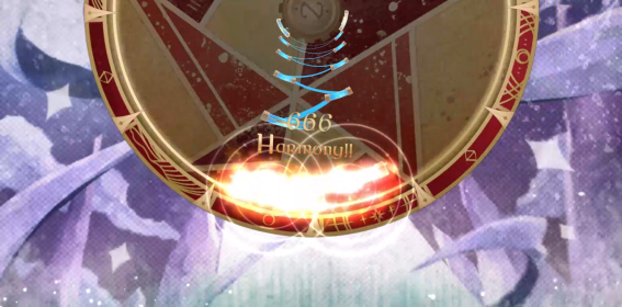 游戏实机界面截图：圆形谱面清晰可见，彩色音符沿同心圆轨道流动，角色UI悬浮于左下角，右上角显示实时Combo与判定反馈