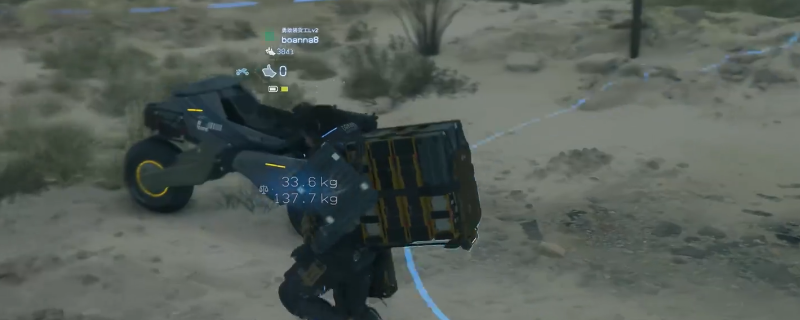 《死亡搁浅2》雪山场景实机截图:主角站在风雪弥漫的山口,远处隐约可见破损的气象站轮廓,地面散落着发光的数据芯片与幽灵猎手留下的荧光标记