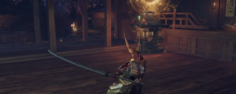 《仁王3》实机战斗界面特写:左侧为双流派架势槽,中央显示敌人残血与属性弱点图标,右侧动态浮现武技连招提示,角色正以居合姿态突进劈斩