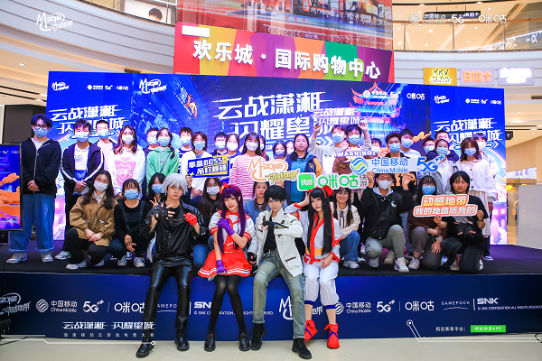 常德欢乐城赛事主舞台全景图：巨型拳皇主题LED屏闪耀全场，观众席座无虚席，选手正专注操作云游戏终端设备