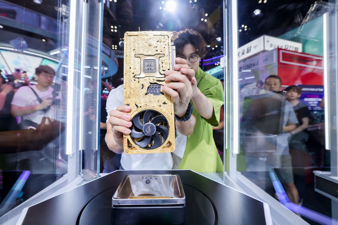 小岛秀夫试玩ROG掌机，Tony大叔半蹲讲解，屏幕显示《死亡搁浅》画面，体现深度产品互动