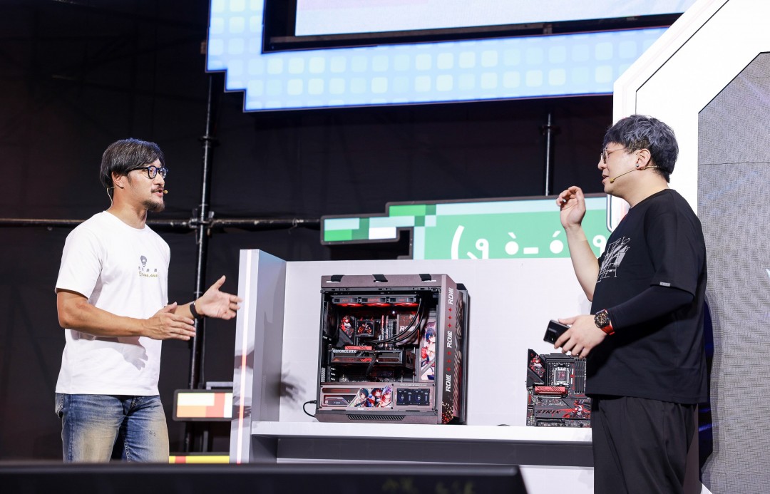 两人在ROG联名初音未来展区前合影，背景为全息投影初音形象，科技感与二次元文化交融