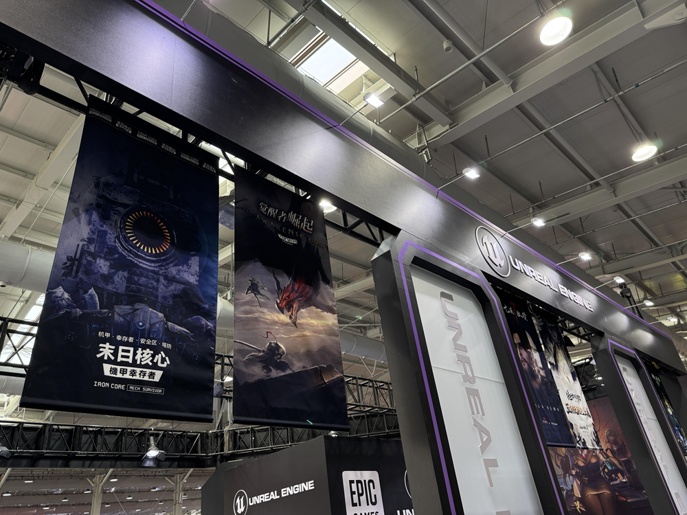 游戏主视觉海报：巨型破损机甲单膝跪立于废墟中央，机械关节迸发电弧，远处地平线燃烧着紫红色天灾云，标题LOGO‘末日核心’以熔岩蚀刻质感呈现