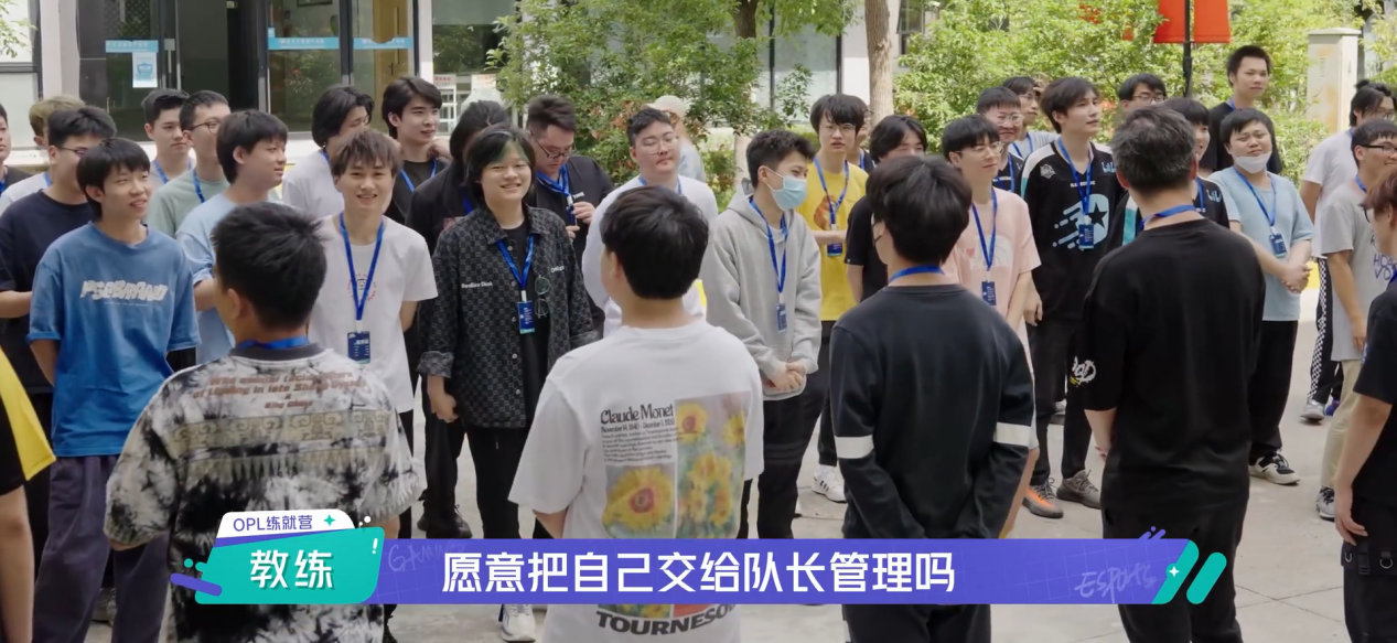 混编小队成员围坐草坪进行策略讨论，手持平板复盘战术，神情专注，身旁散落水壶与运动装备，阳光洒落营造青春活力氛围